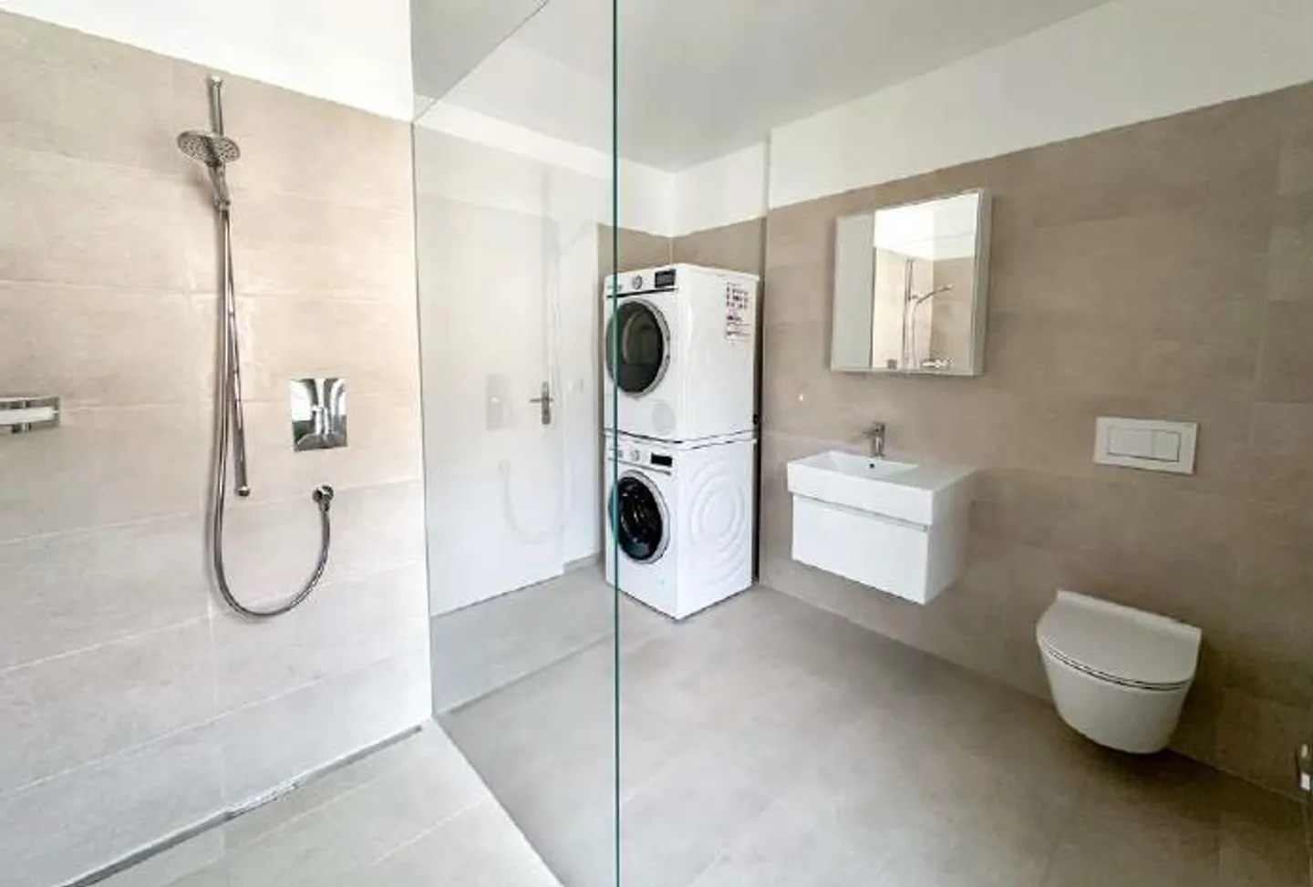 Modern 2.5-room apartment with balcony in the city center of Biel - Photo 3 of 6