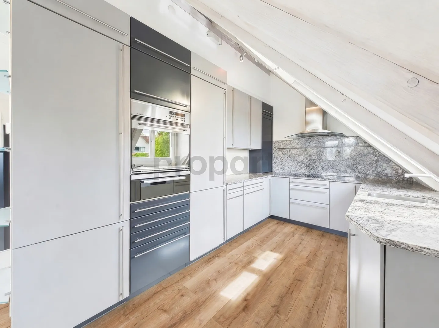 Bright 3.5-Room Apartment with Lake View - Photo 6 of 13