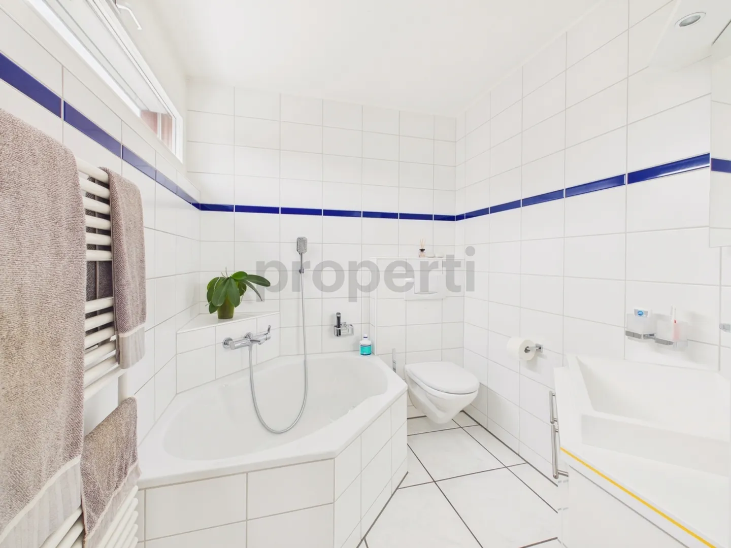 Bright 3.5-Room Apartment with Lake View - Photo 12 of 13