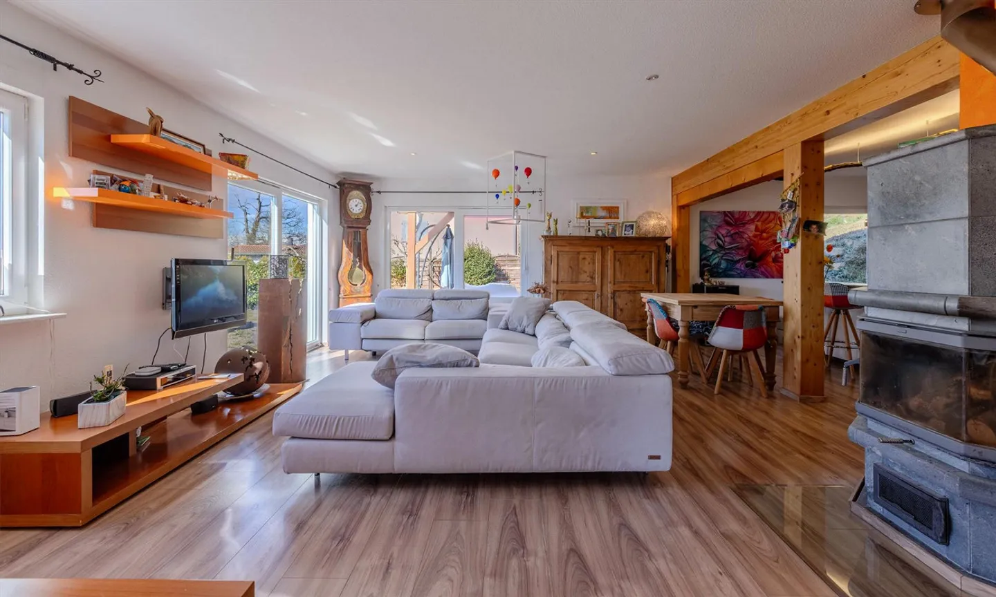 Belle maison de 5,5 pièces avec jardin près de la banque - Photo 2 sur 9