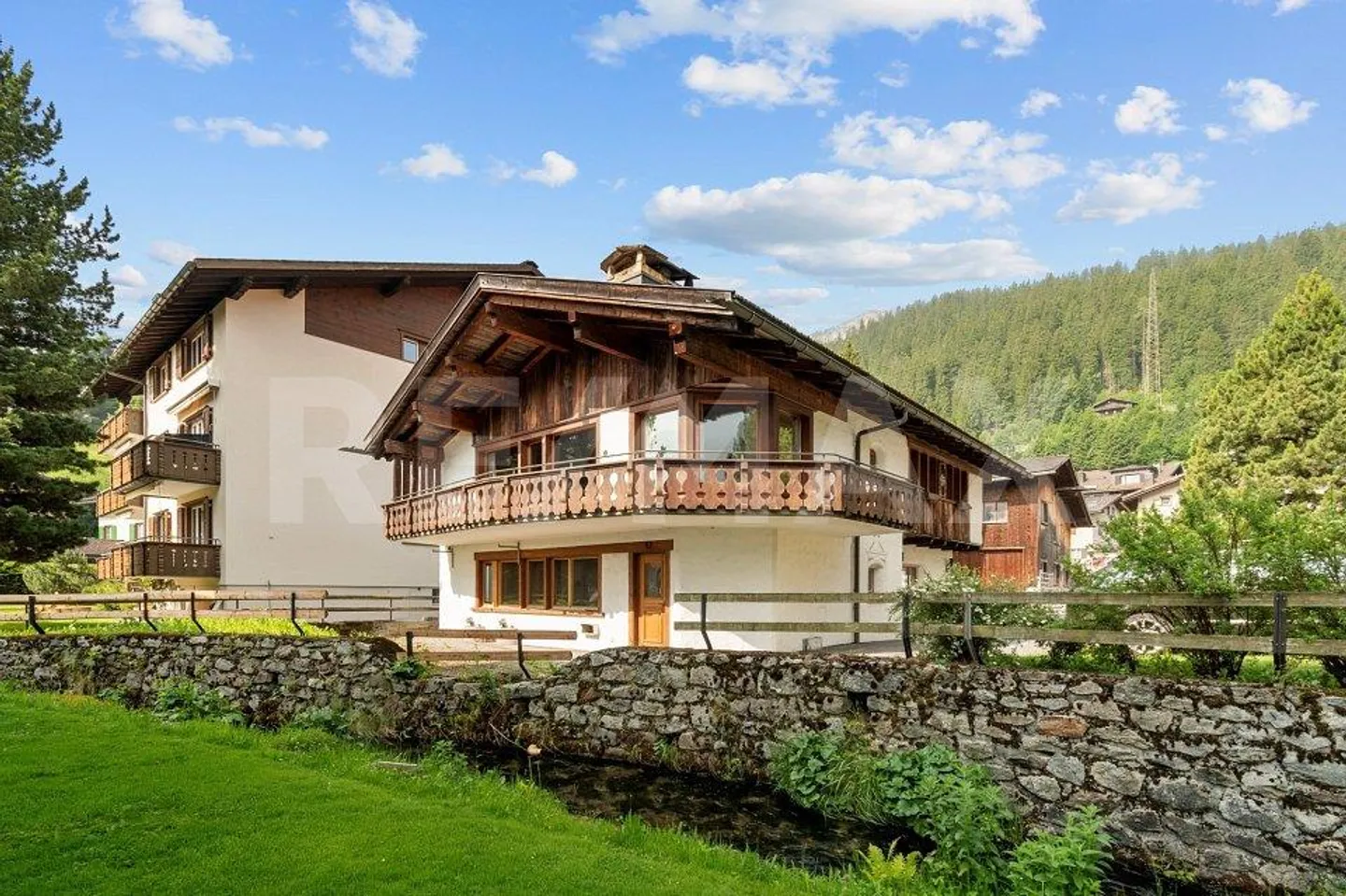 Maison résidentielle charmante avec atelier (potentiel d'aménagement) - Photo 2 sur 13