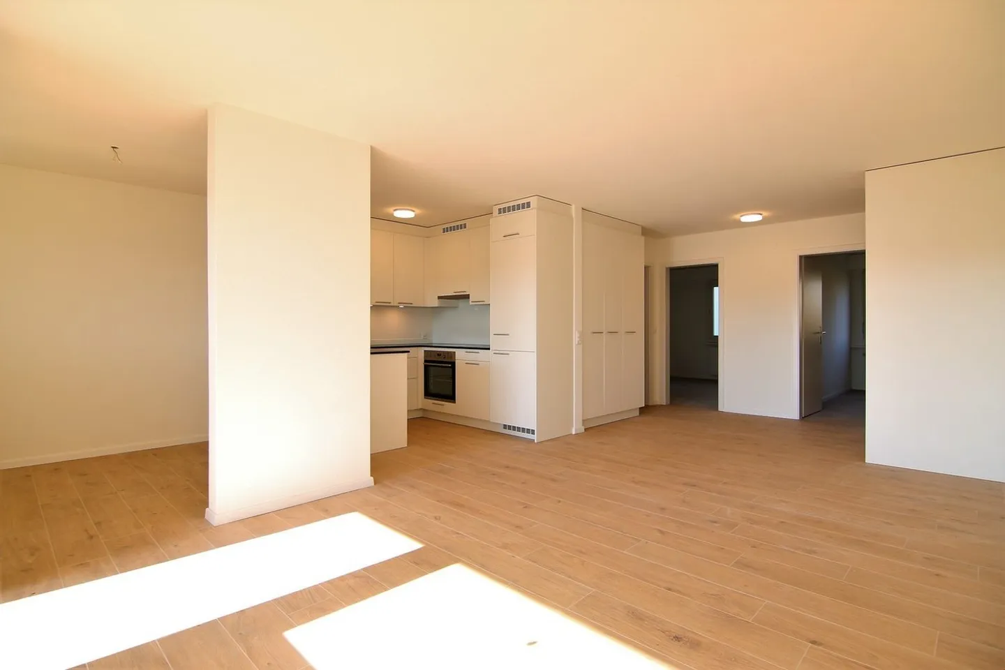 Moderne 3.5-Zimmerwohnung zu vermieten - Foto 2 von 8