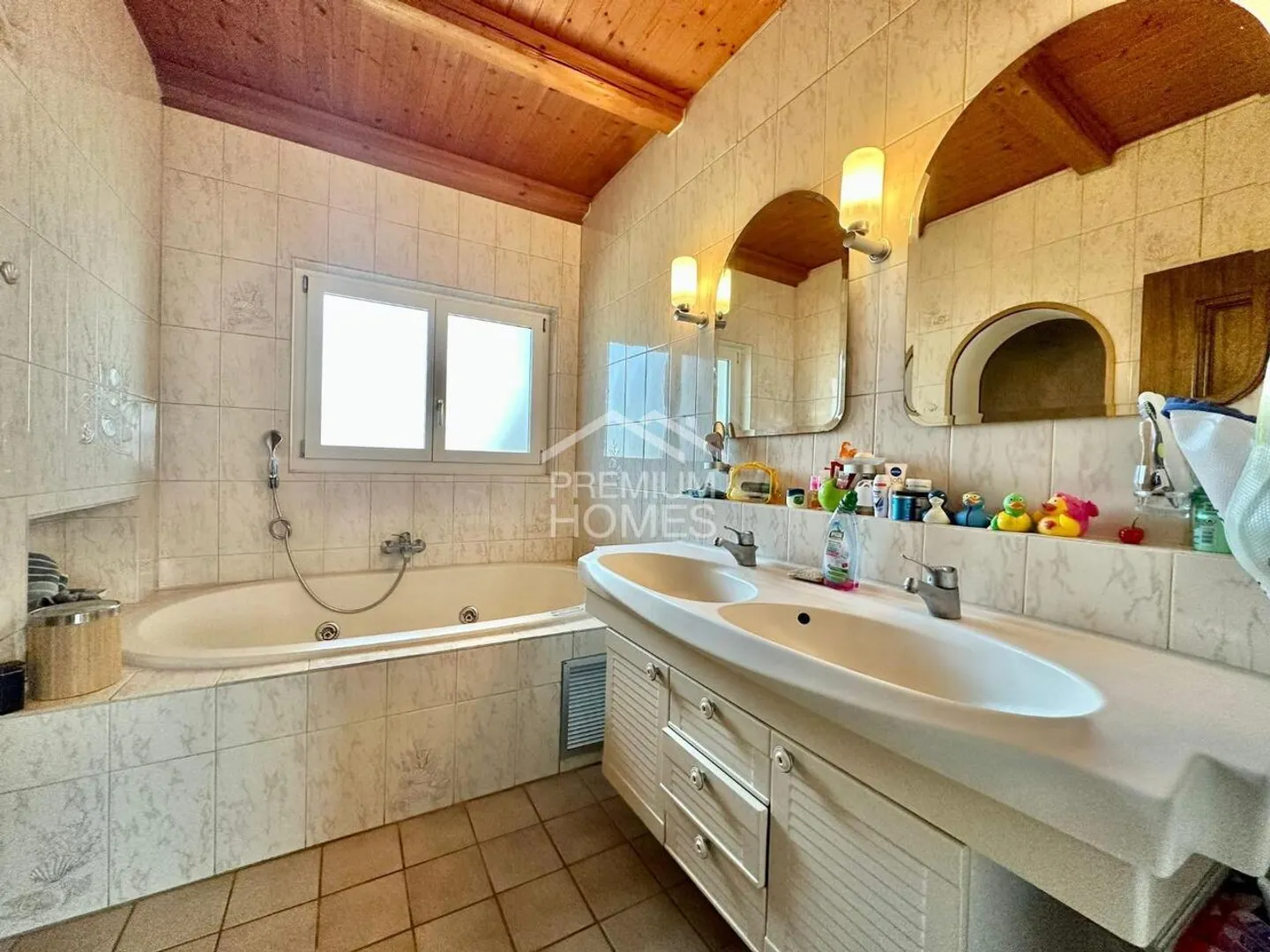 Casa plurifamiliare con allevamento di cavalli e terreno agricolo - Foto 7 di 13