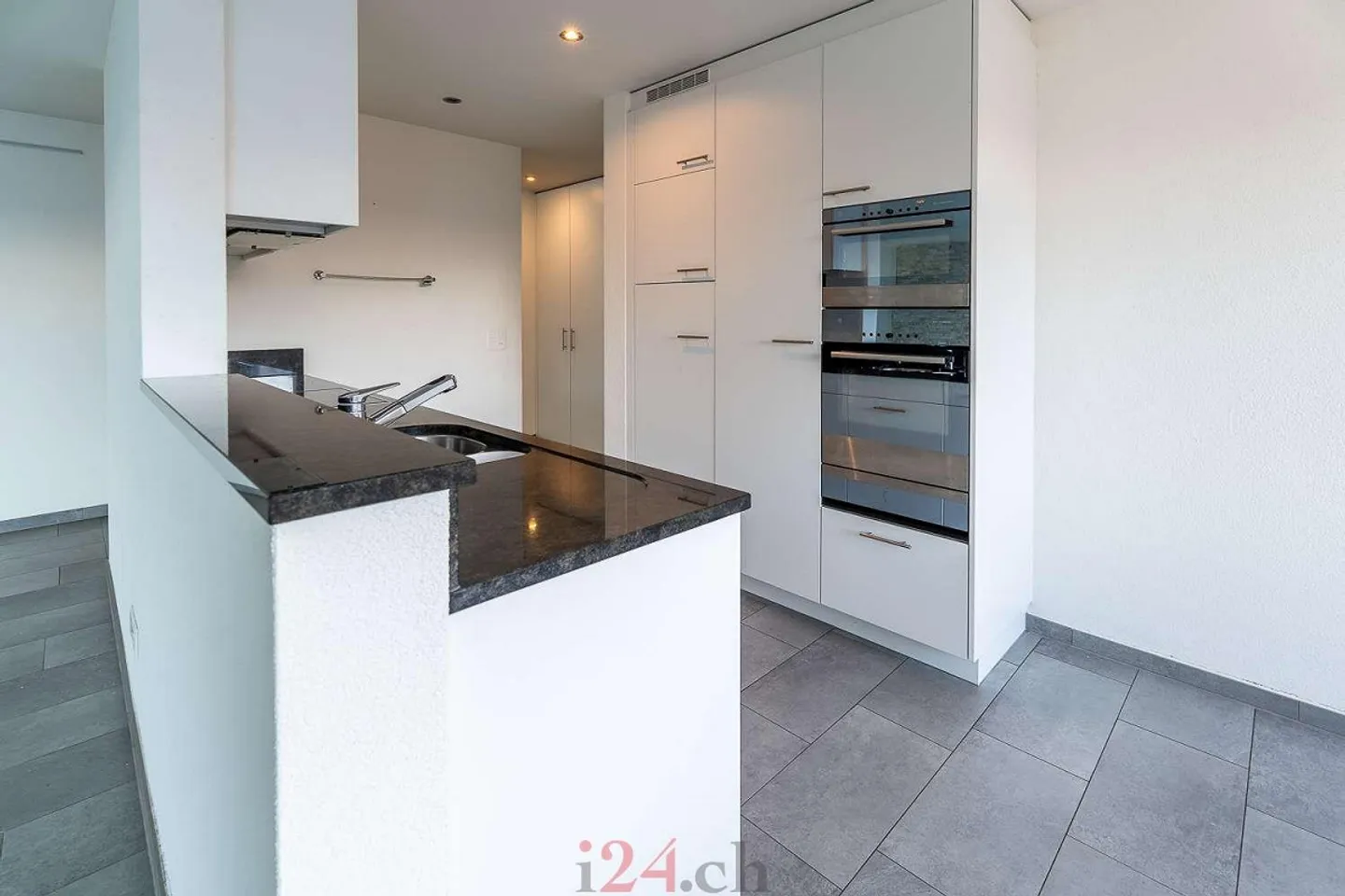 Appartamento moderno 3.5 locali con balcone vetrato - Foto 6 di 12