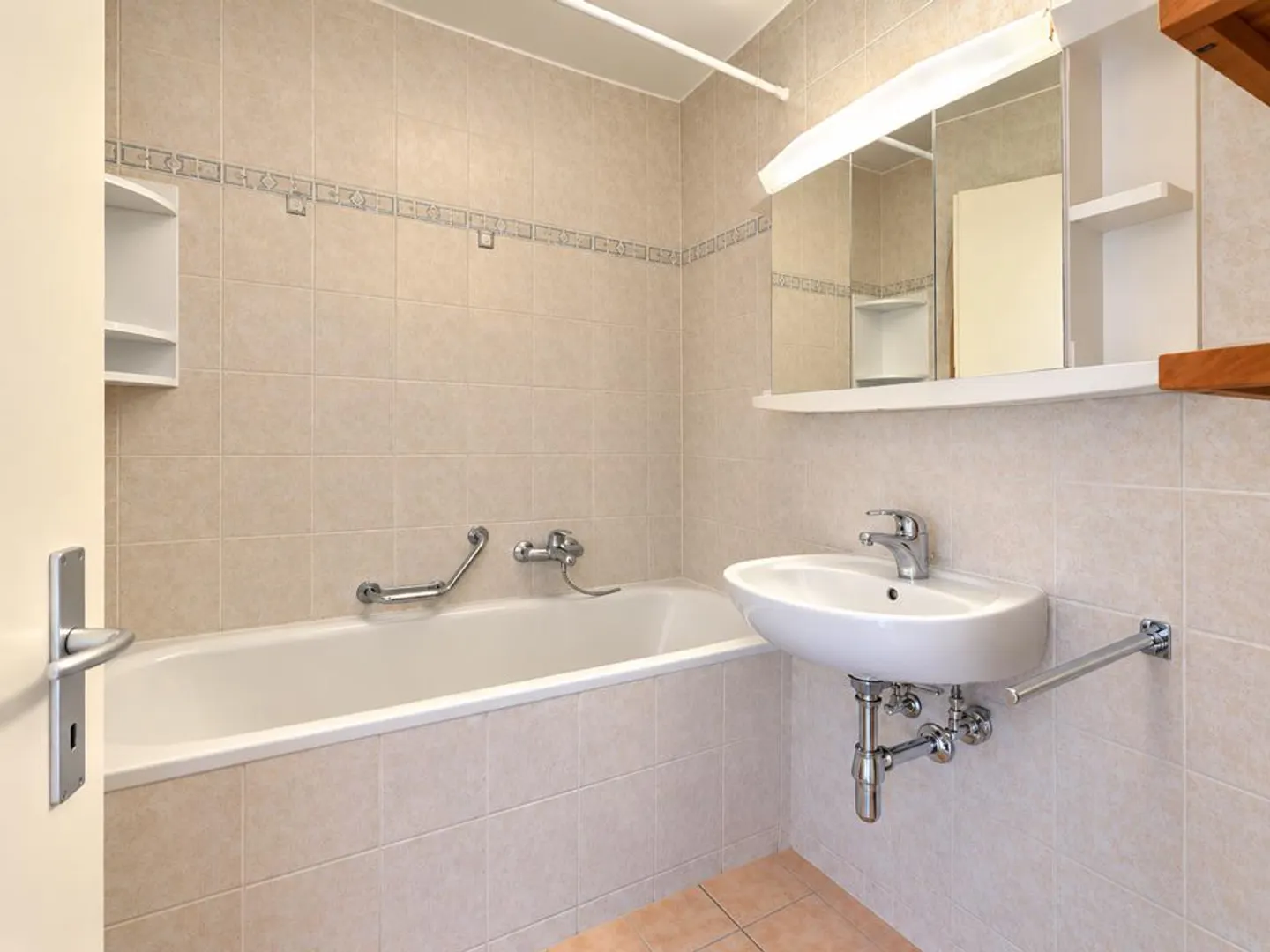 Charming Apartment in Meinier - Photo 3 of 4