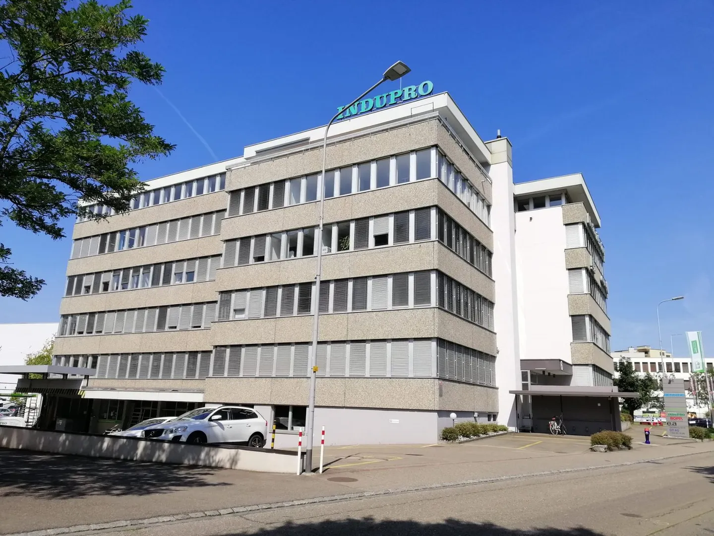 Modern Office Spaces in the Commercial Complex Dietlikon - Photo 1 of 9