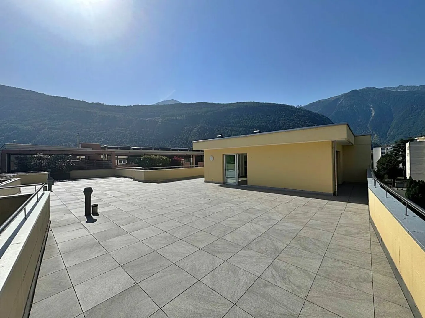 Außergewöhnliches 5,5-Zimmer-Attikapartment mit 258 m2 Terrasse - Foto 2 di 20