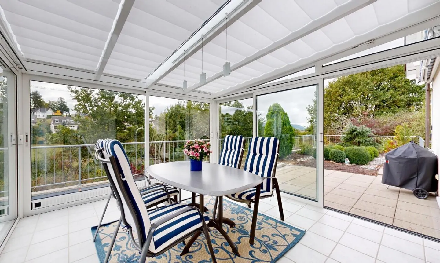 Well-maintained 5.5-room single-family house with generous outdoor spaces - Photo 10 of 11