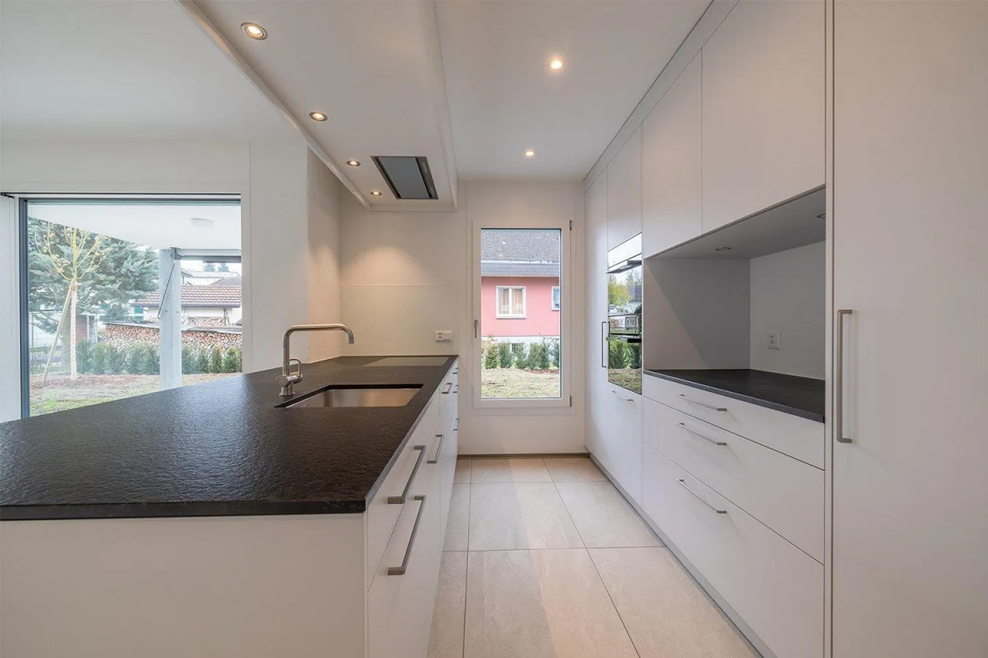 Appartamento moderno con finiture di alta qualità e accesso diretto al giardino - Foto 3 di 13