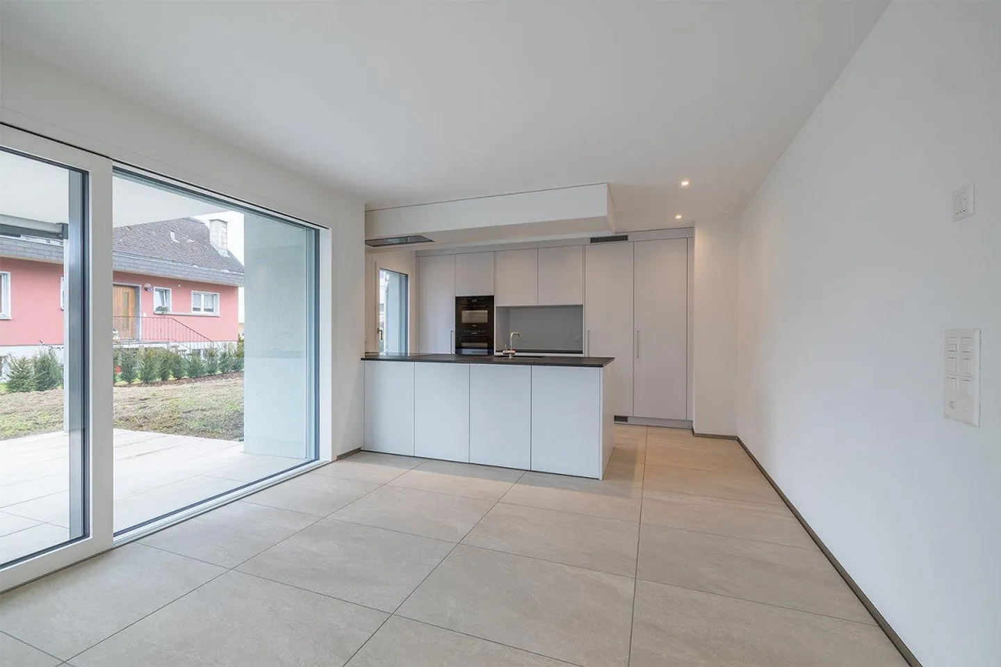 Appartamento moderno con finiture di alta qualità e accesso diretto al giardino - Foto 4 di 13