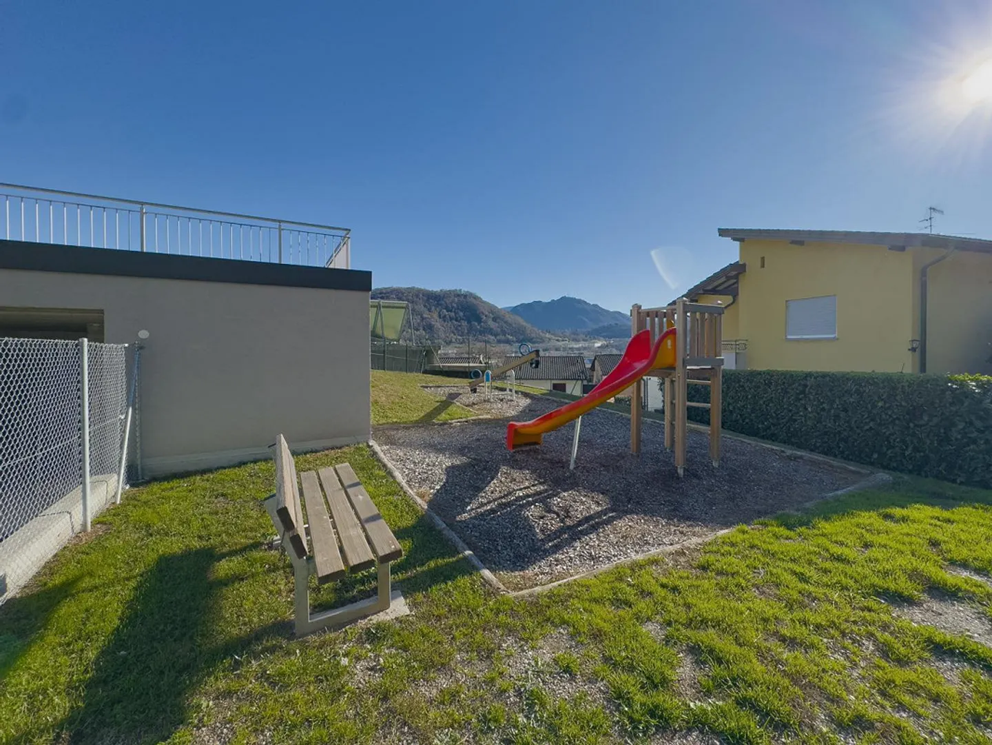 Moderna casa contigua con giardino ad Agno - Foto 10 von 12