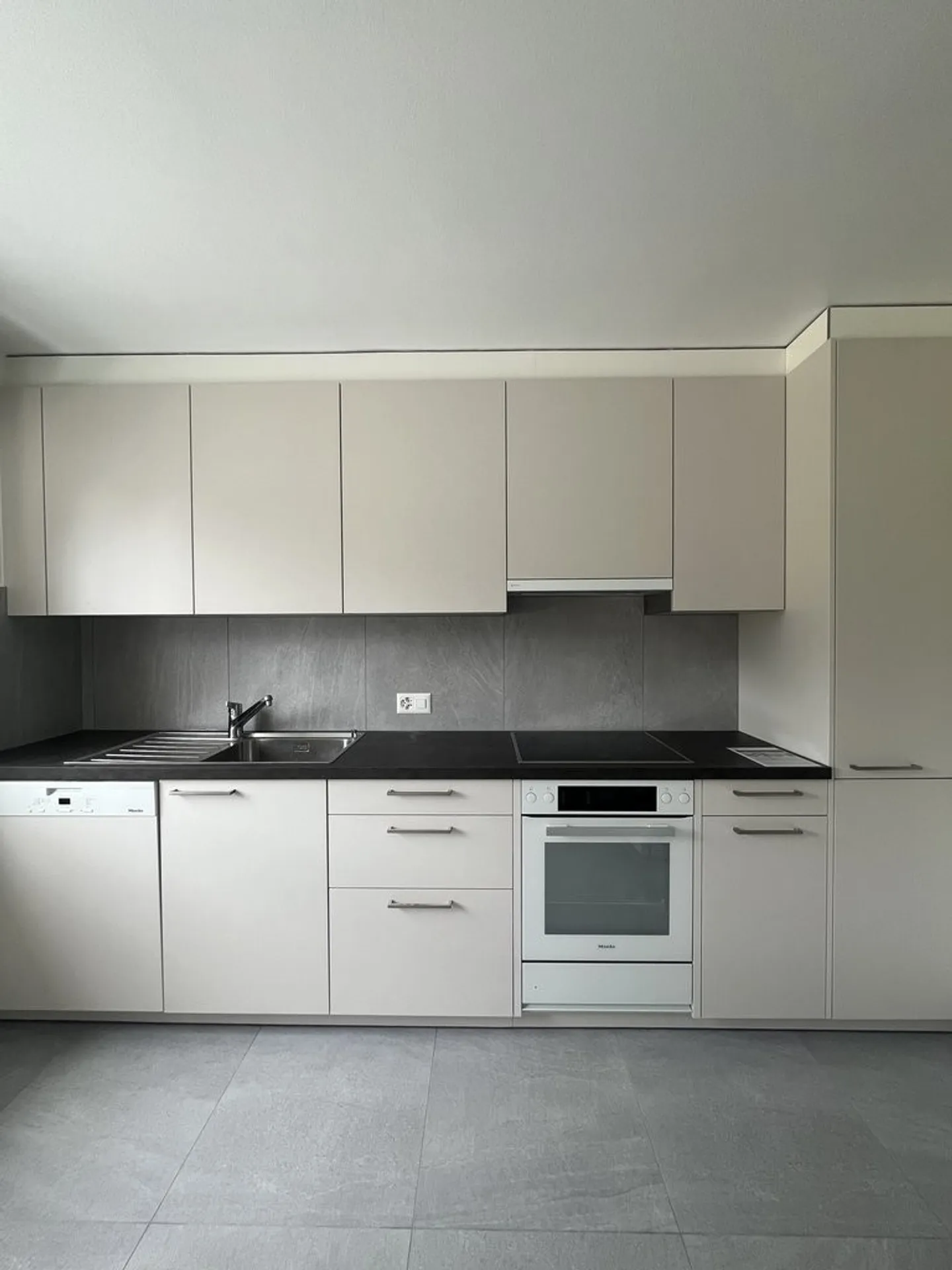 Spazioso appartamento di 4,5 locali in affitto a Bôle - Foto 3 di 10