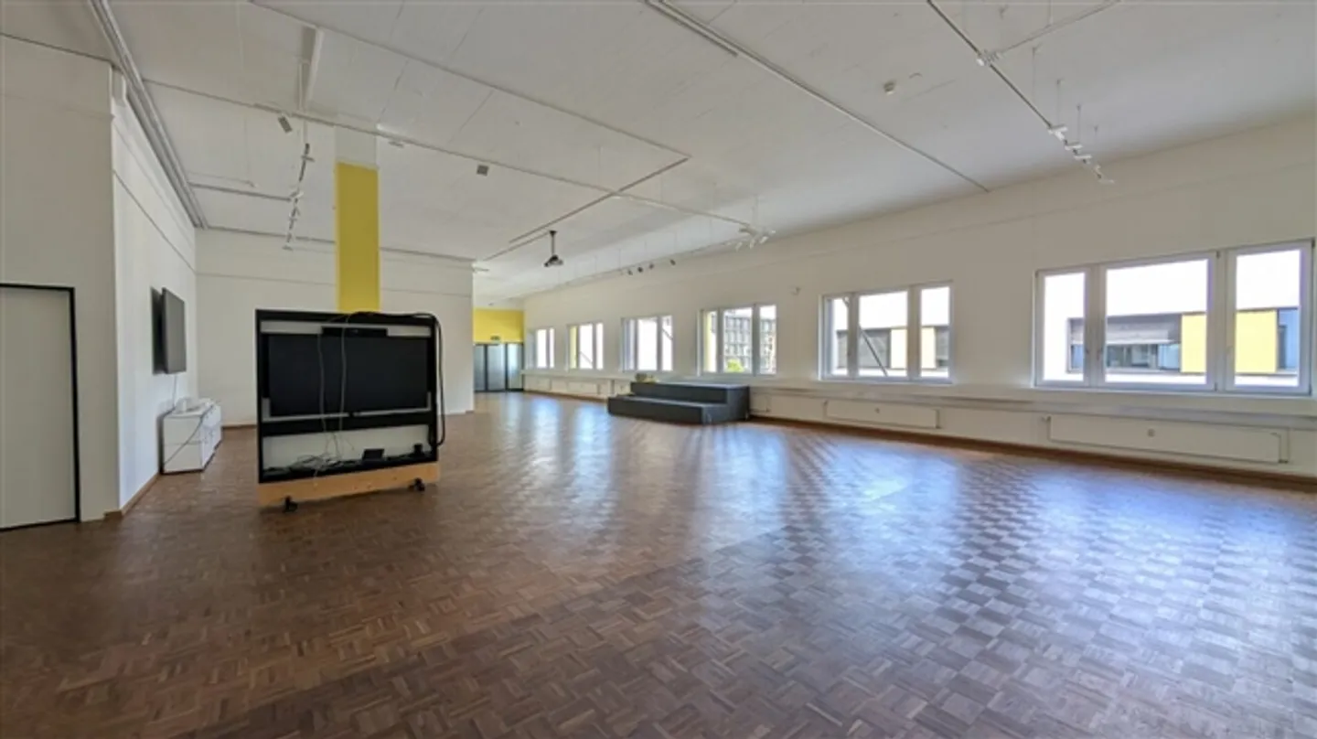 Spazio ufficio rappresentativo con due piccoli uffici e cucina moderna - Foto 1 di 13