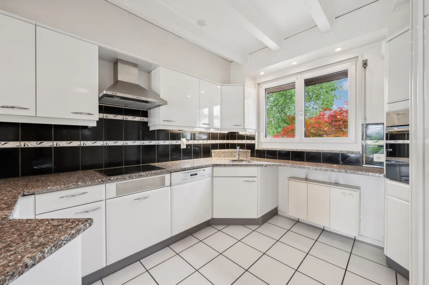 Well-maintained end-of-terrace house with many extras - Photo 2 of 13