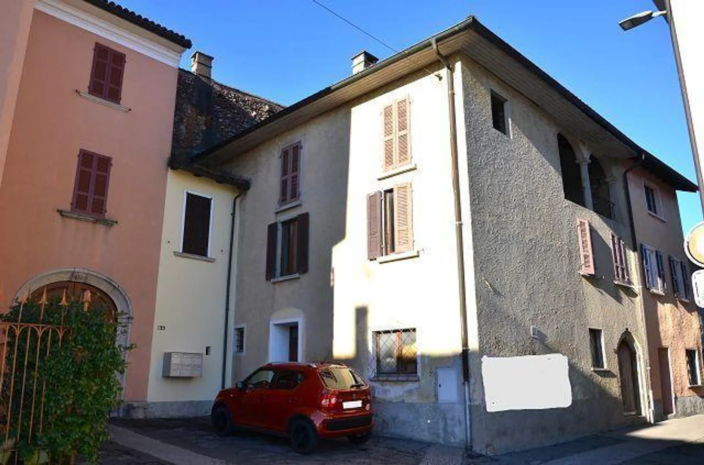 4-family house to be renovated with approved renovation project - Photo 1 of 19