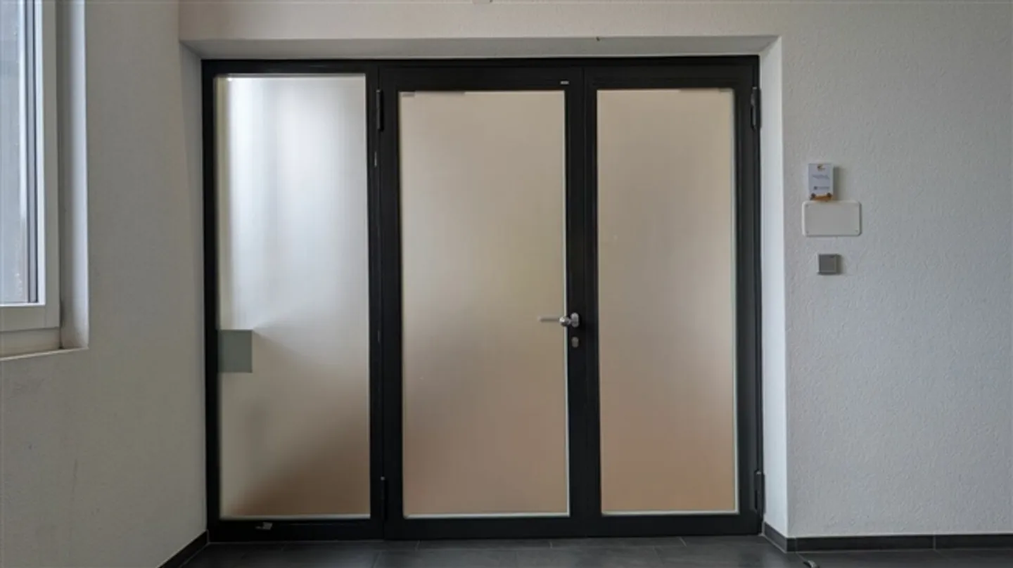 Spazio ufficio rappresentativo con due piccoli uffici e cucina moderna - Foto 5 di 13