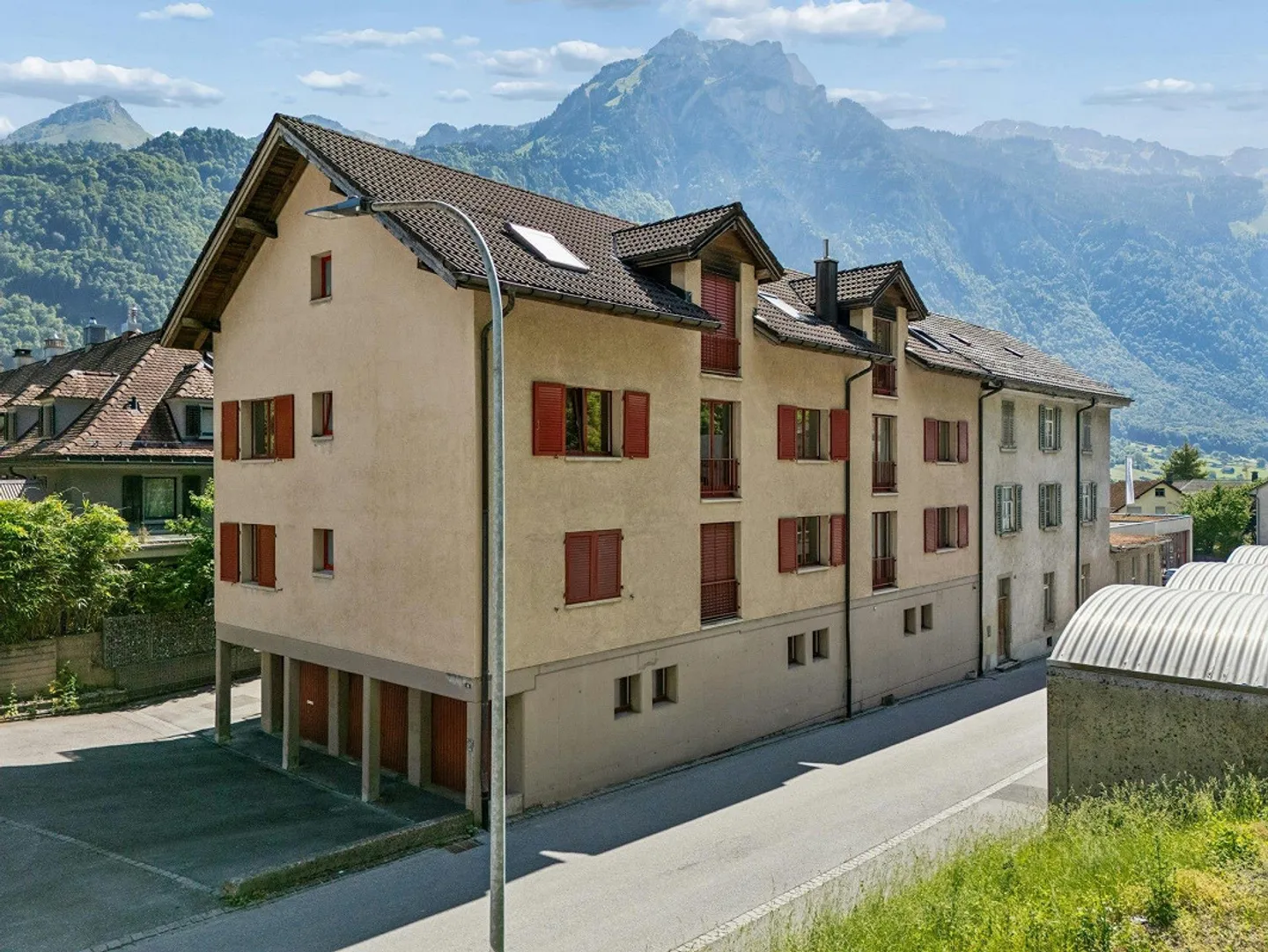 Gut unterhaltenes Mehrfamilienhaus - Foto 1 von 13