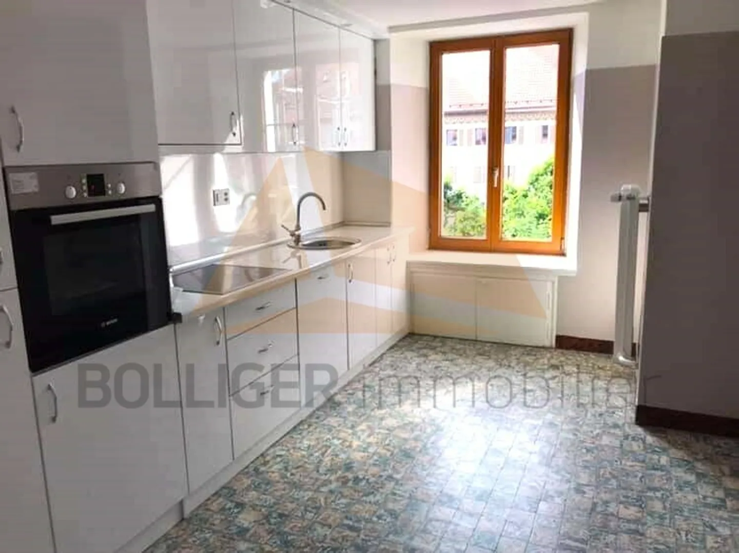 Mixed-use building - Photo 11 of 13