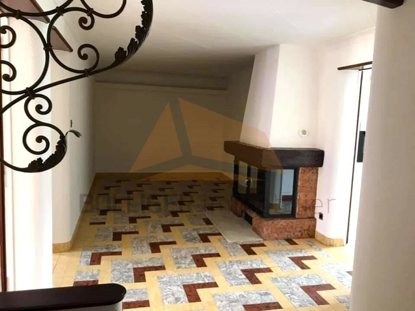 Mixed-use building - Photo 12 of 13