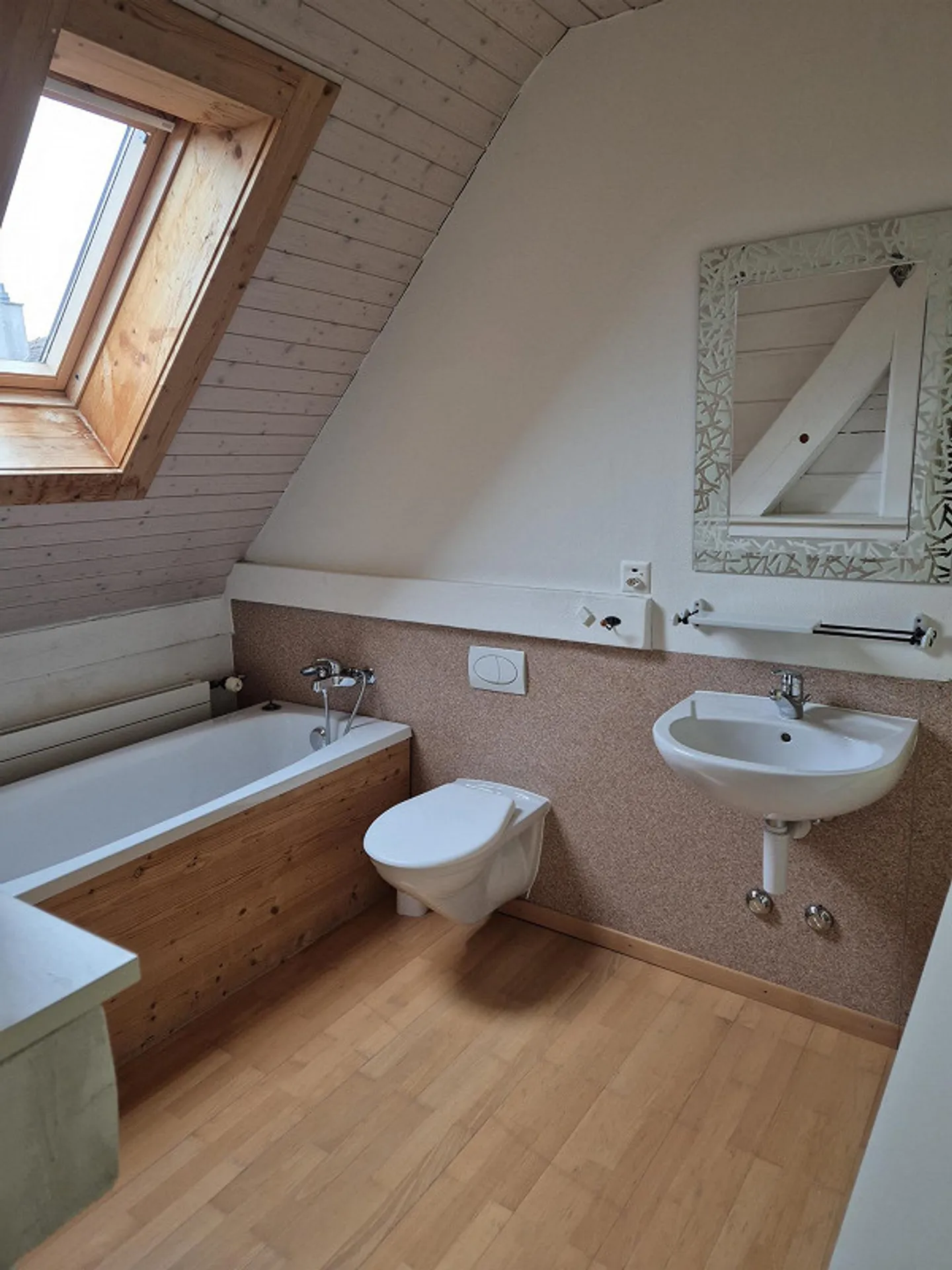 Charming 3.5-room attic apartment in the heart of St. Gallen's old town - Photo 9 of 12