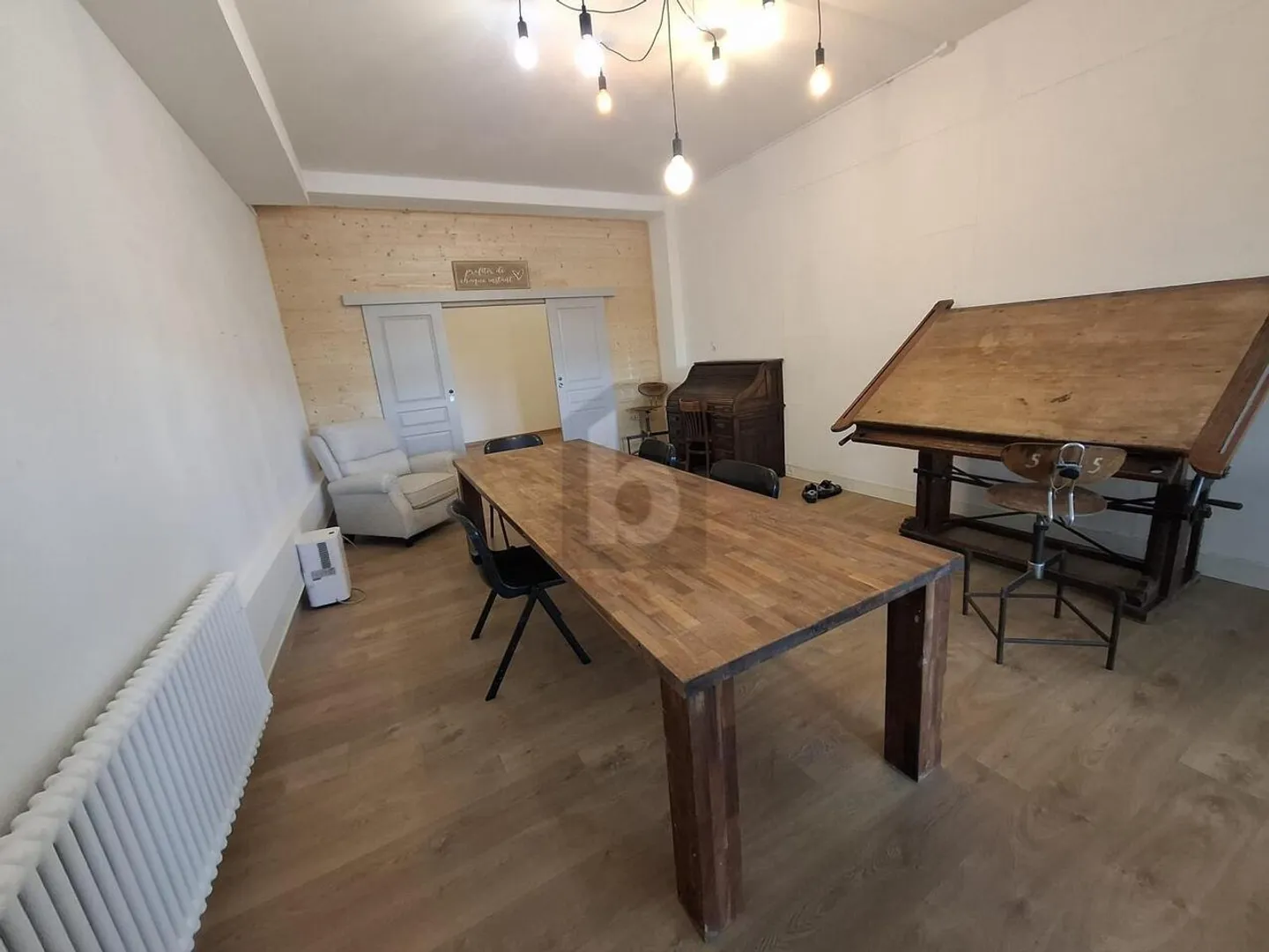 MODERN, PRACTICAL AND IDEALLY LOCATED - Photo 2 of 5