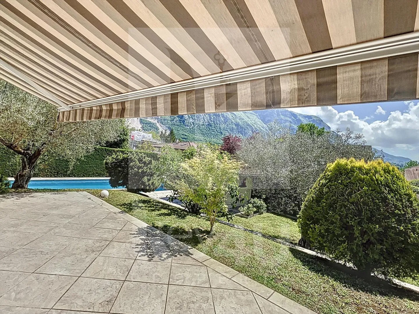 Veyrier ? Spacieuse villa familiale avec piscine, au calme et vue dégagée - Photo 7 sur 10