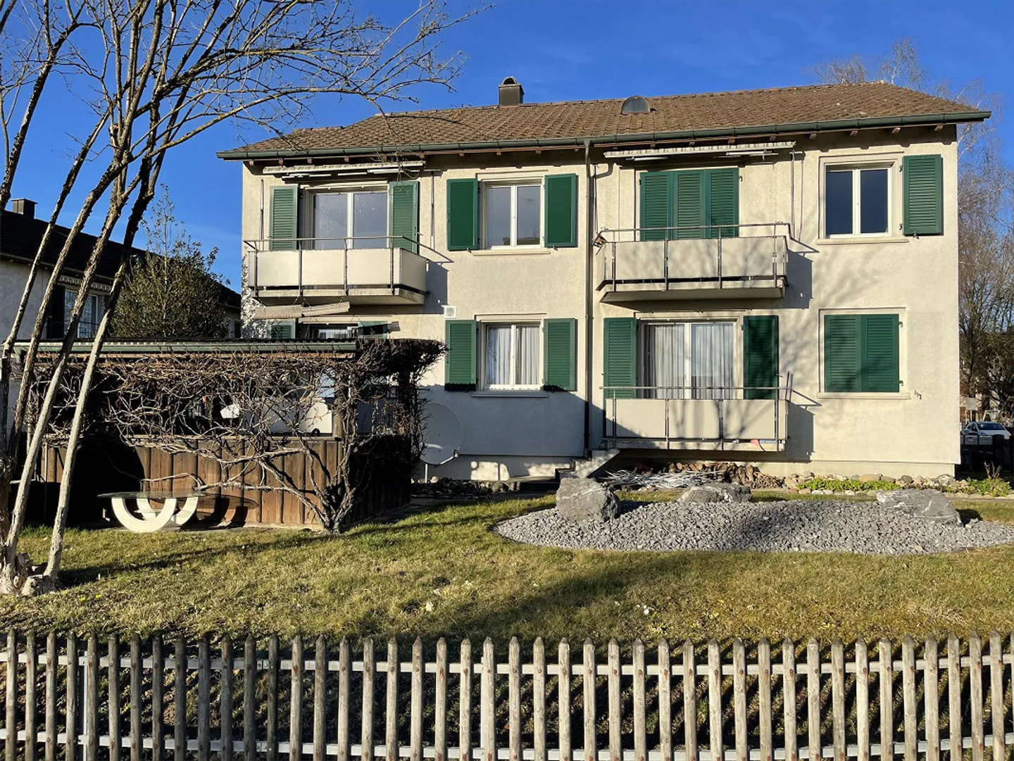 Appartement de 4,5 pièces au rez-de-chaussée avec pavillon de jardin - Photo 1 sur 8