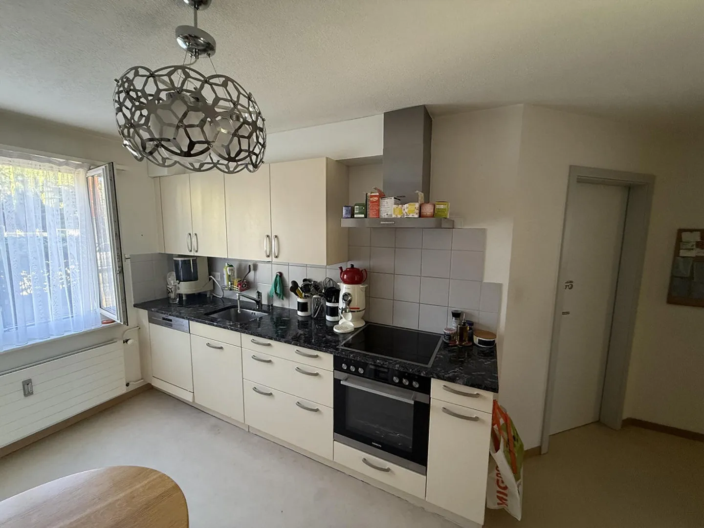 Appartement de 4,5 pièces au rez-de-chaussée avec pavillon de jardin - Photo 2 sur 8