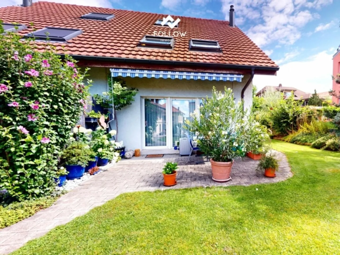 Casa bifamiliare adatta alle famiglie con giardino e carport in una posizione tranquilla nel centro del villaggio di Kerzers - Foto 2 di 12