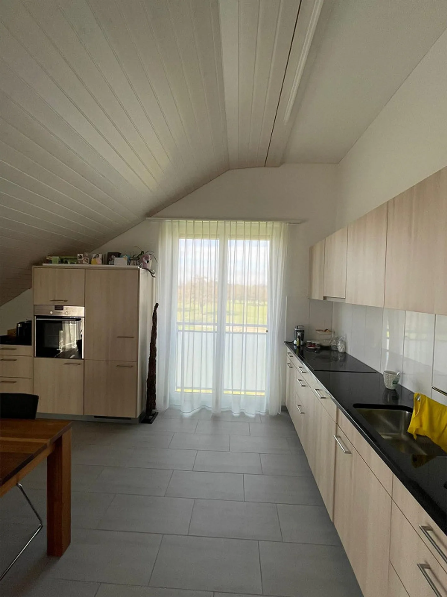 Grand appartement sous les combles lumineux - Photo 2 sur 4