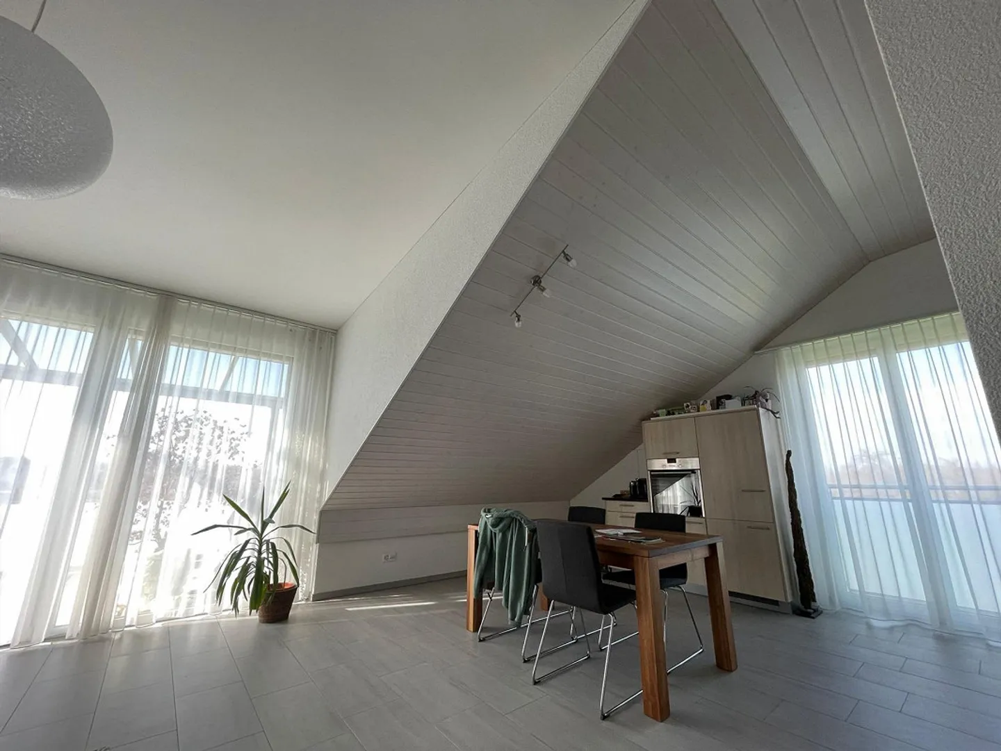 Grand appartement sous les combles lumineux - Photo 3 sur 4