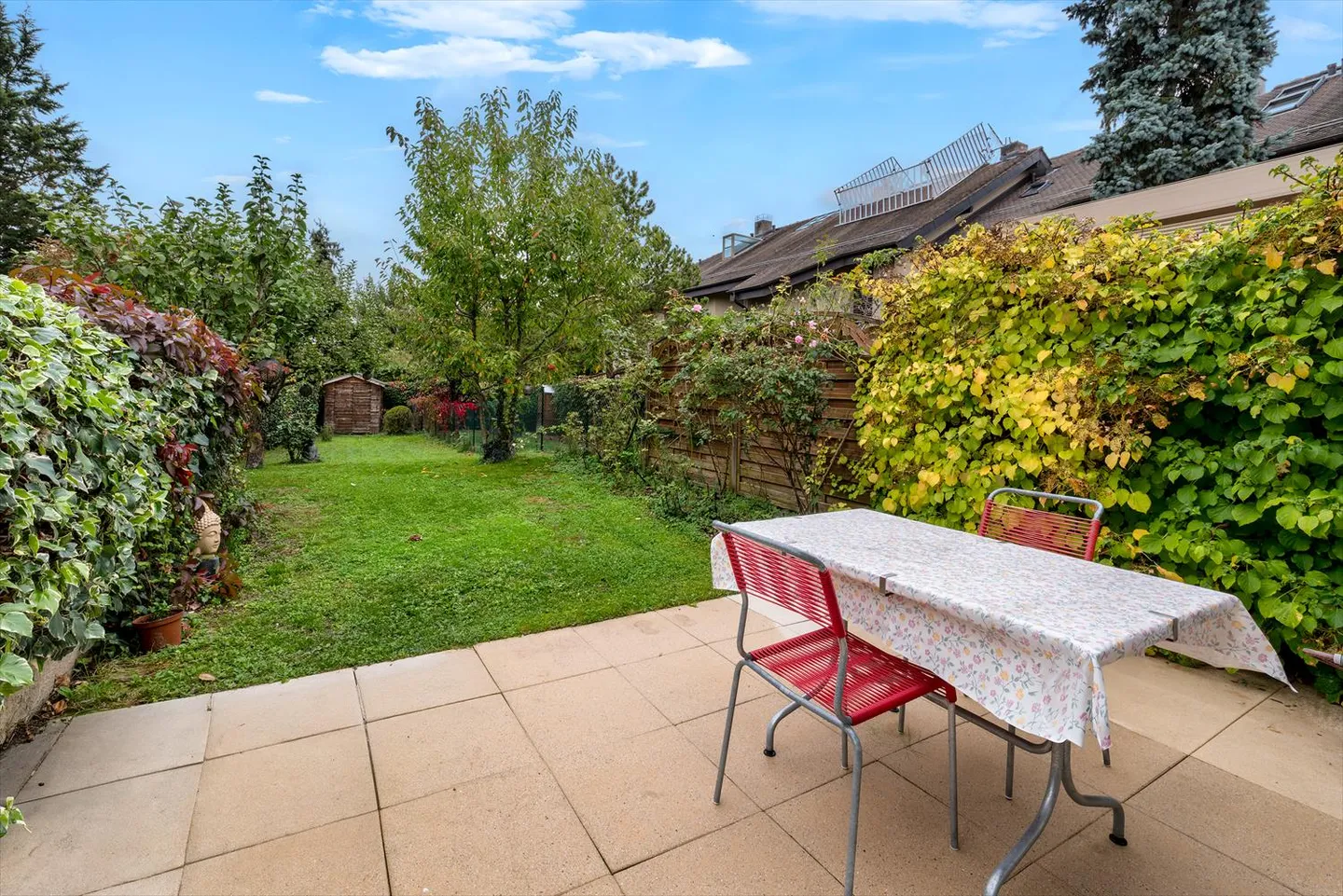 Vaste maison jumelle dans un écrin verdoyant - Photo 2 sur 11