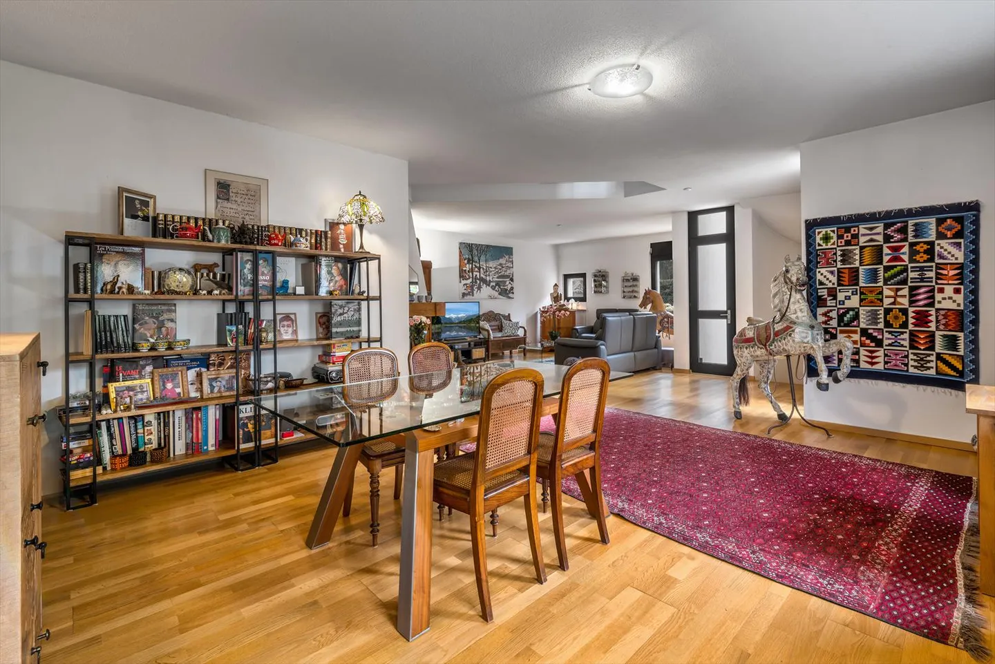 Vaste maison jumelle dans un écrin verdoyant - Photo 3 sur 11