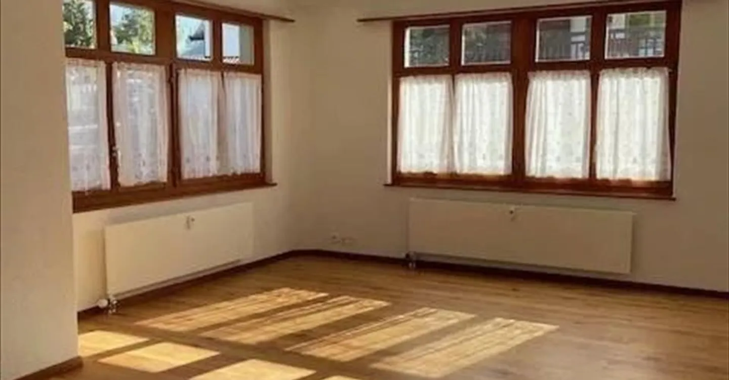 Zu verkaufen charmantes Ertragsgebäude im Zentrum des Dorfes - Foto 4 von 6