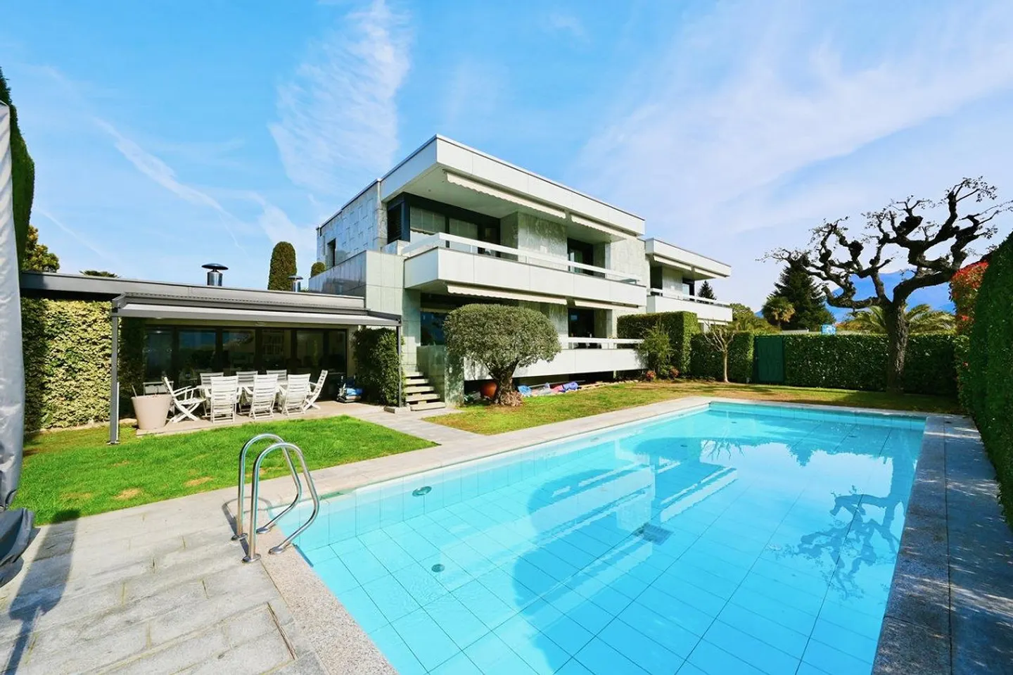 Charmante Doppelhaushälfte mit Privatgarten und Schwimmbad - Foto 1 von 20