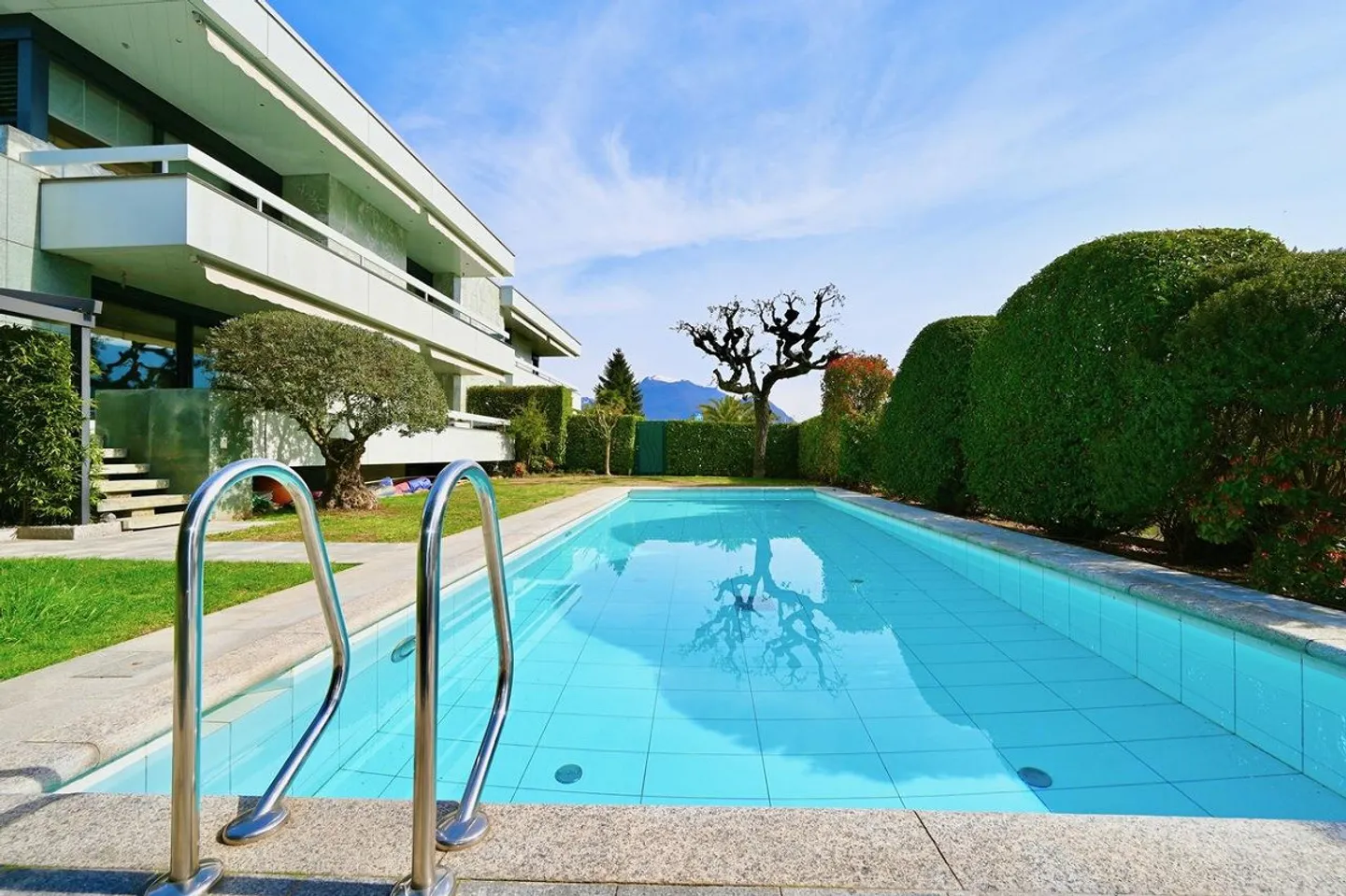 Charmante Doppelhaushälfte mit Privatgarten und Schwimmbad - Foto 2 von 20