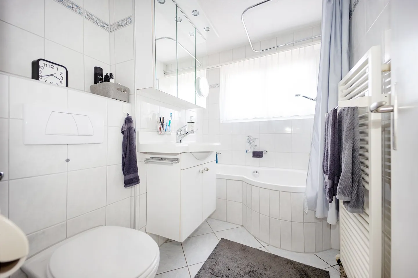 Yield or Self-Use - Attractive Top Floor Apartment with Views - Photo 10 of 15