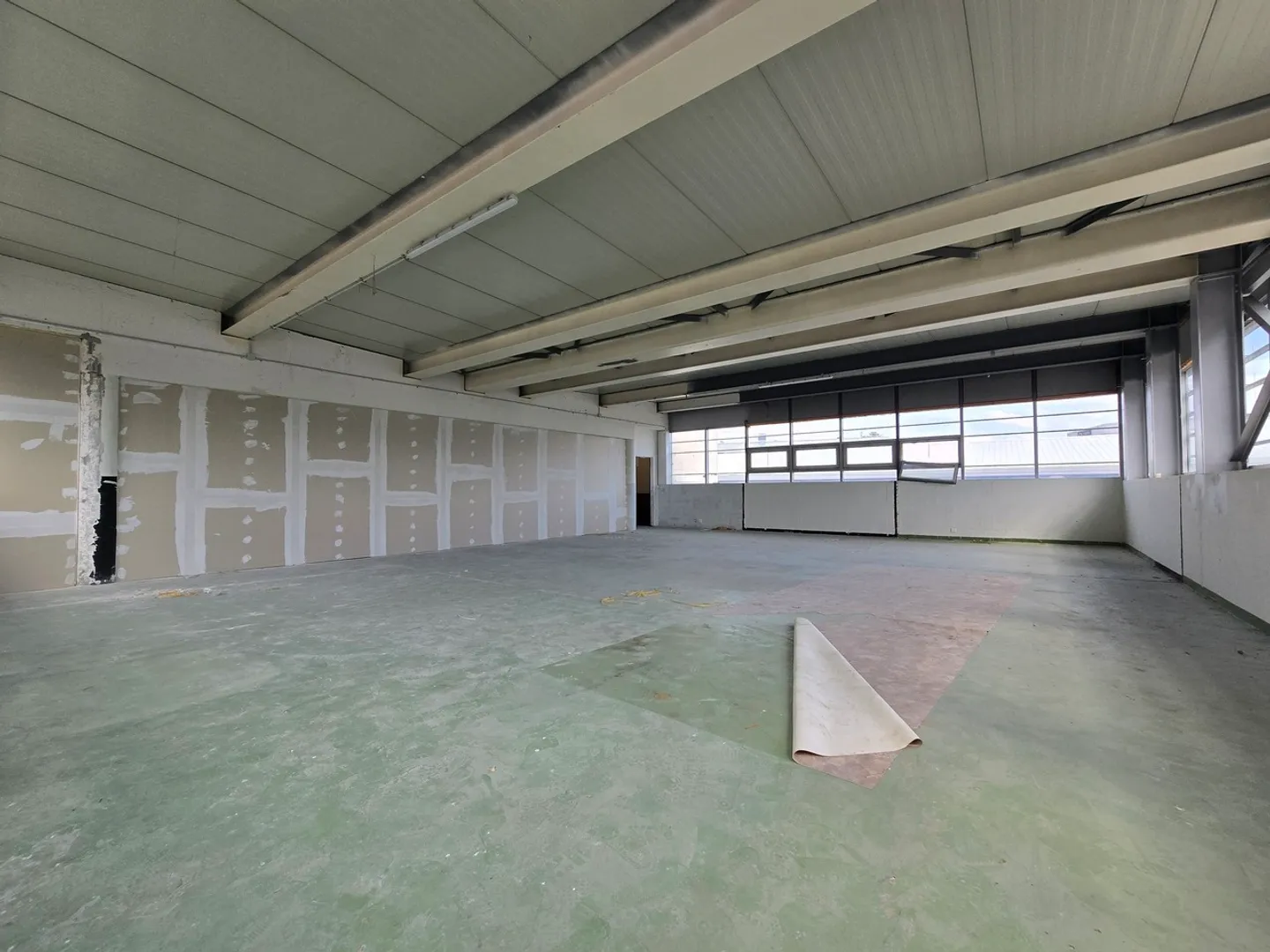Excellent location - Workshop / storage - 130m² - Crissier - Photo 3 of 6
