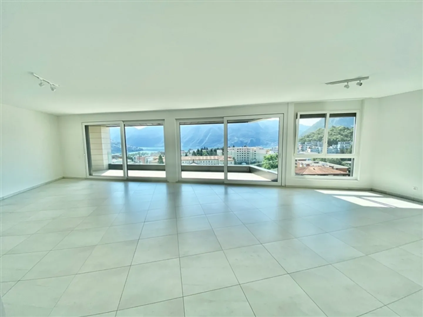 Attico in affitto vicino alla stazione ferroviaria di Lugano, Svizzera - Foto 8 di 14