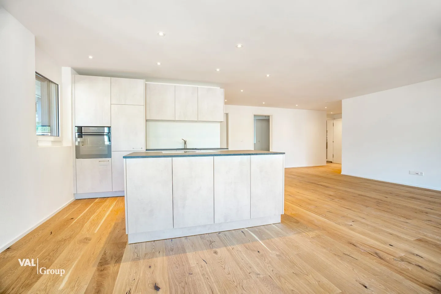 Prêt à emménager : appartement neuf de 3,5 pièces dans un bel emplacement élevé - Photo 3 sur 23