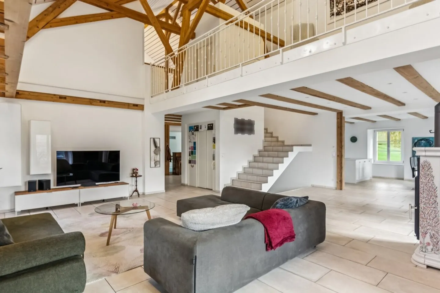 Un rifugio per l'anima e la luce nel cuore del Giura bernese - Foto 6 di 32