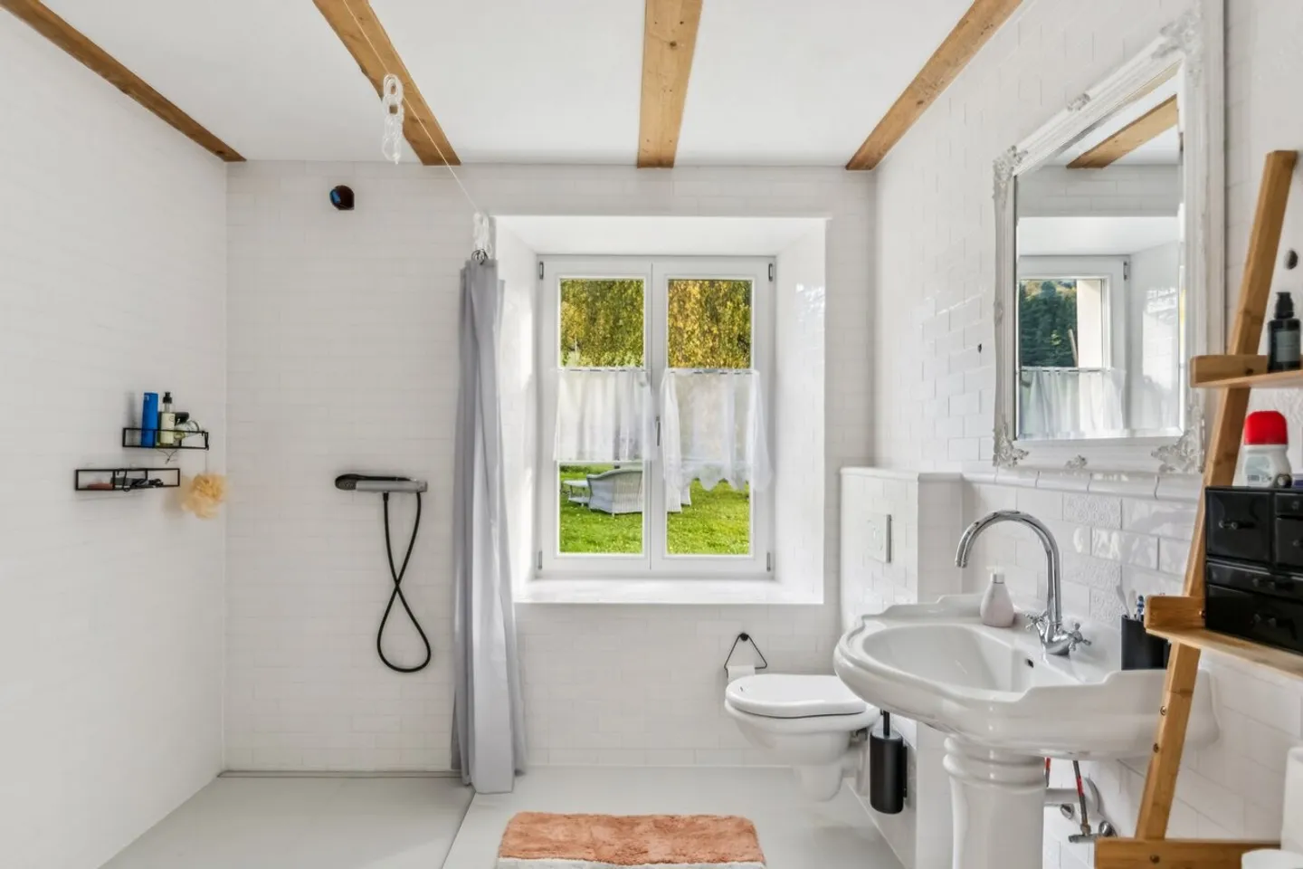 Un rifugio per l'anima e la luce nel cuore del Giura bernese - Foto 25 di 32