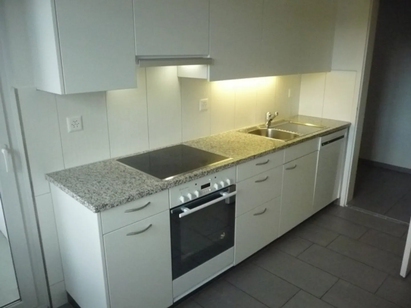 4-room apartment with balcony in pleasant neighborhood - Photo 3 of 8