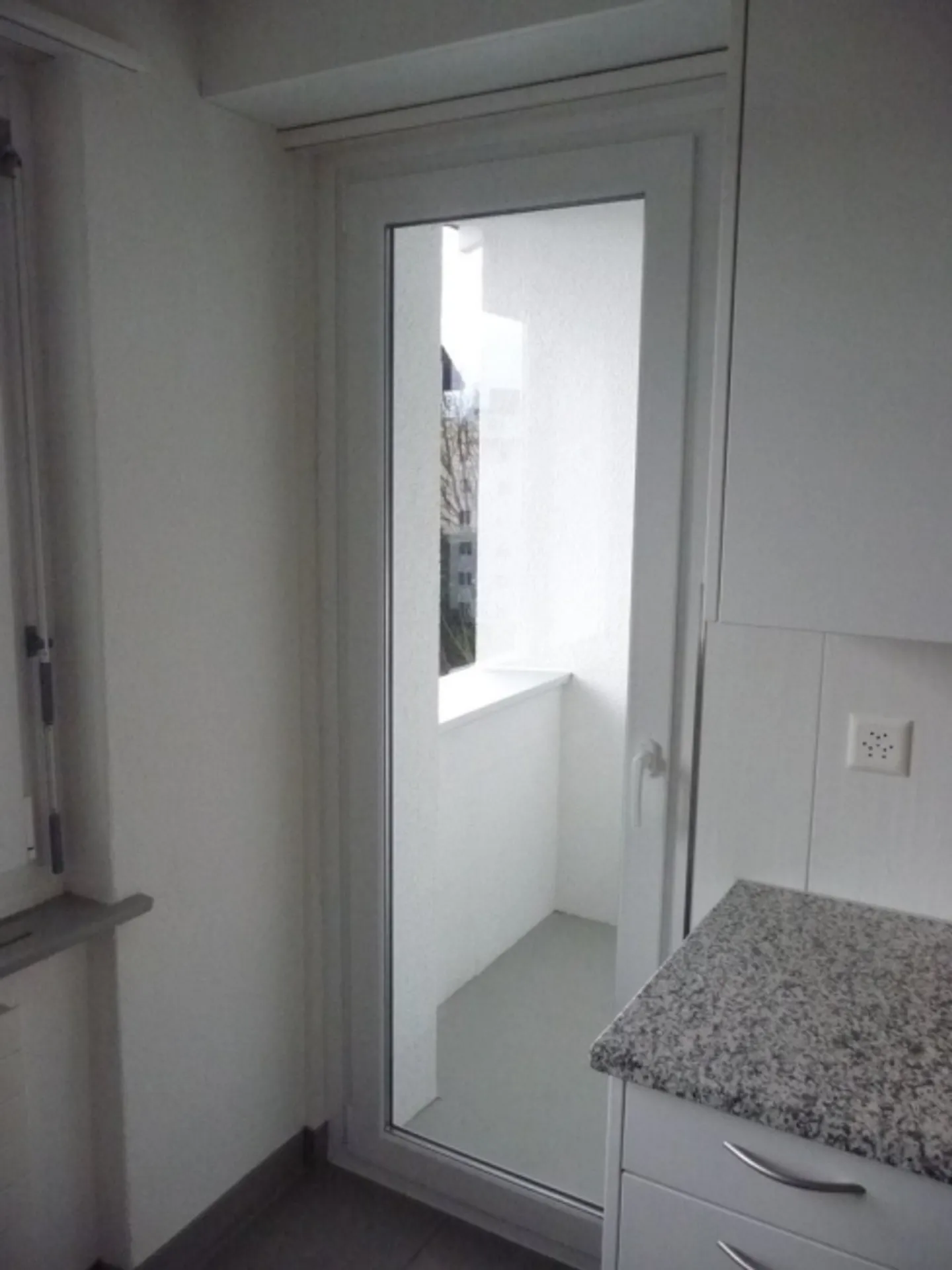 4-room apartment with balcony in pleasant neighborhood - Photo 2 of 8