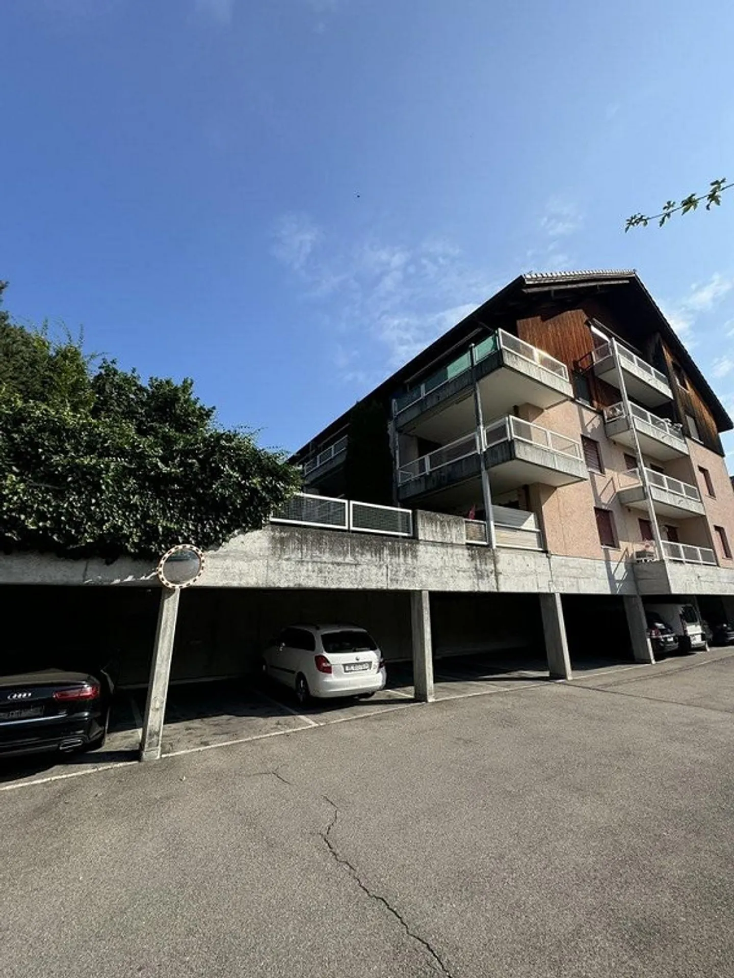 Sécurisez votre place de parking extérieure (couverte) à Frauenkappelen ! - Photo 1 sur 1