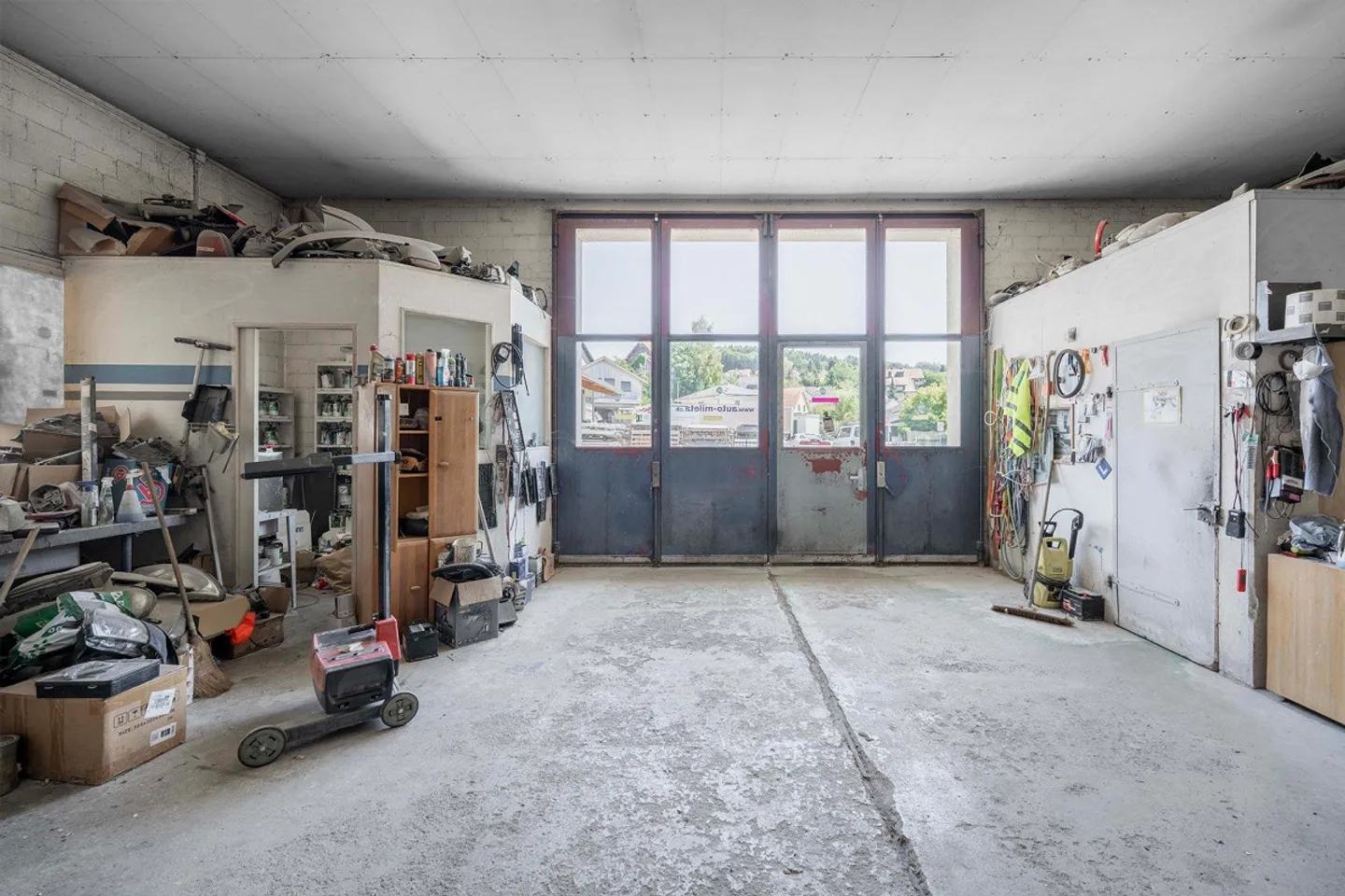 Edificio residenziale, officina e stazione di servizio - Foto 3 di 14