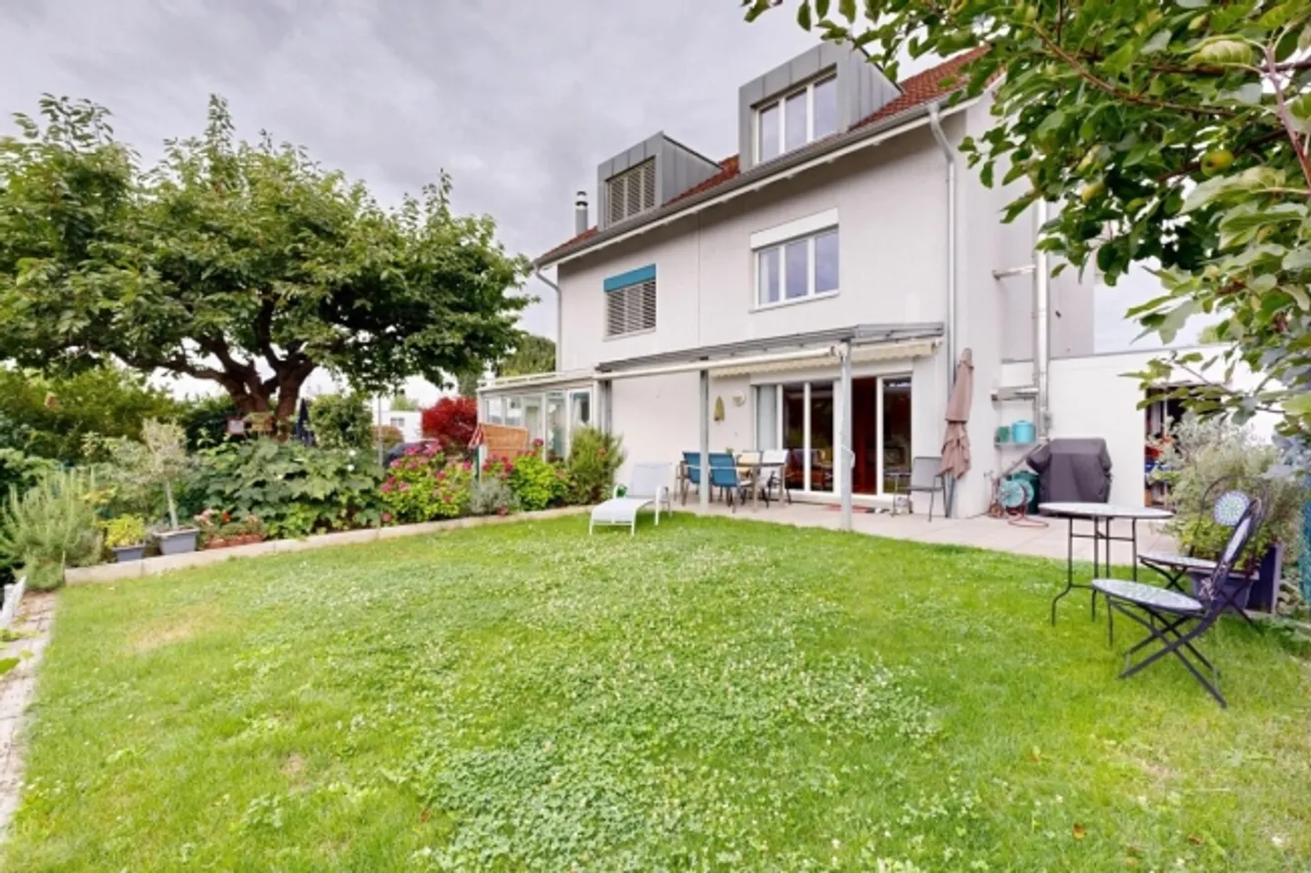 Single house for sale - Photo 1 of 9