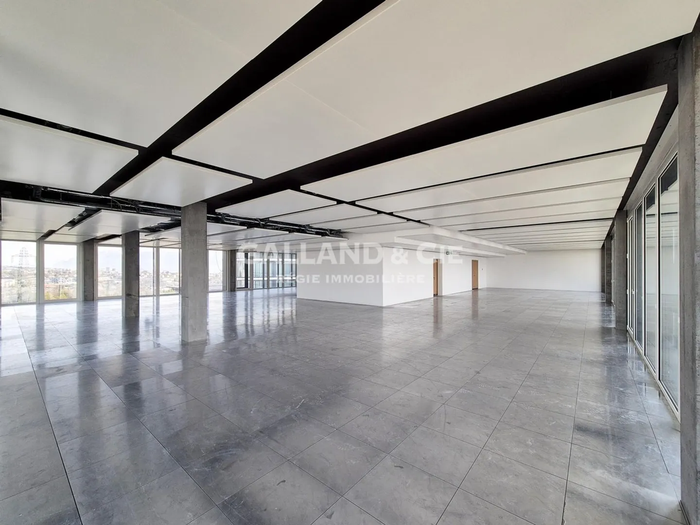 Plateau de 476m2 au 5ème étage, bureaux entièrement vitrés avec une magnifique vue - Photo 1 sur 9