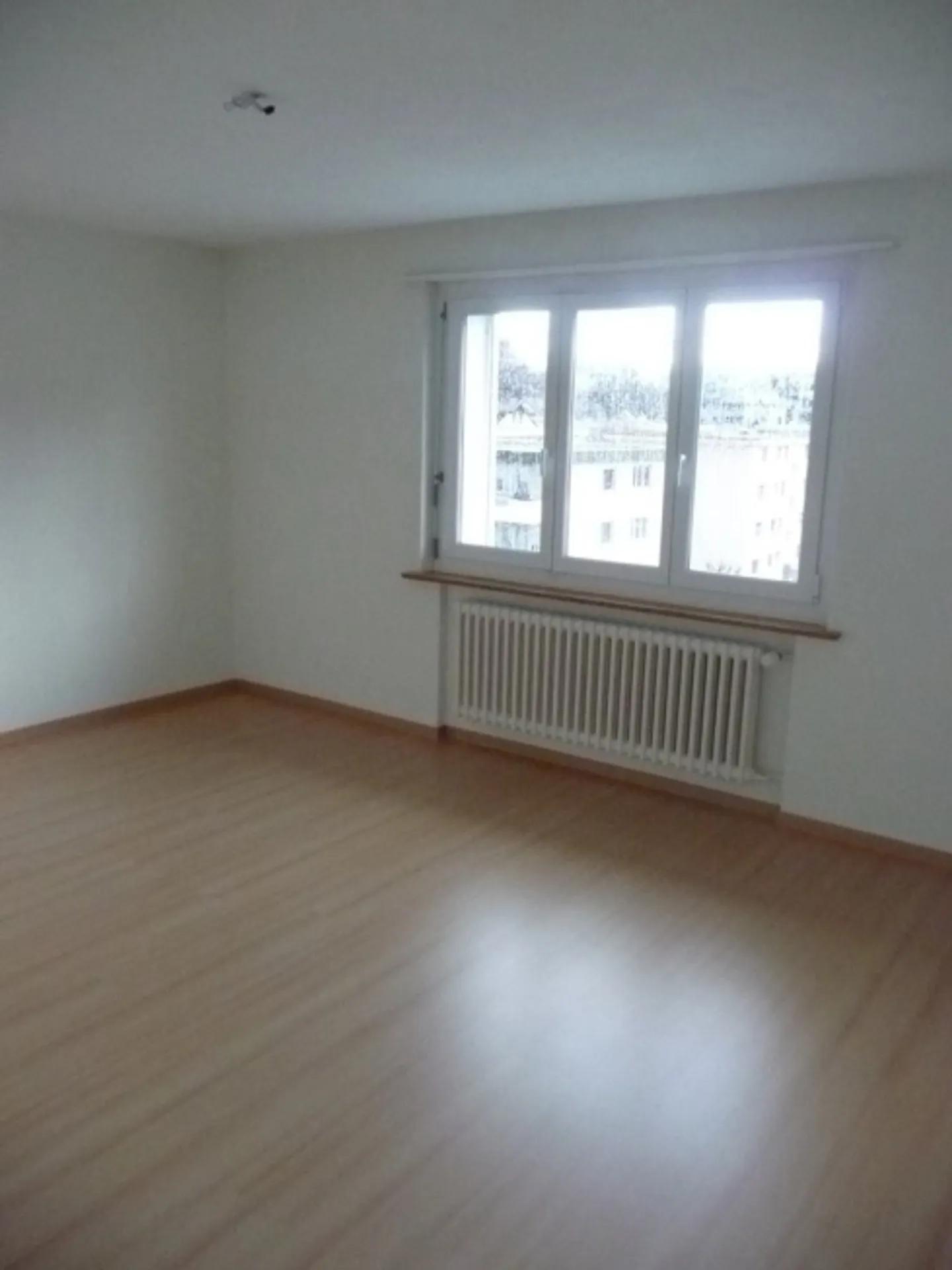 4-room apartment with balcony in pleasant neighborhood - Photo 7 of 8