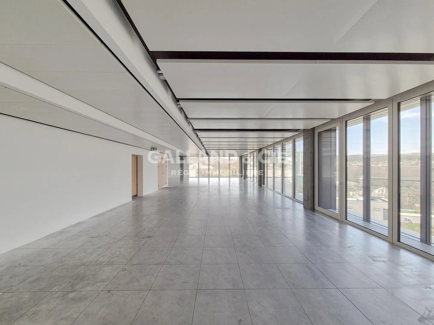Plateau de 476m2 au 5ème étage, bureaux entièrement vitrés avec une magnifique vue - Photo 2 sur 9